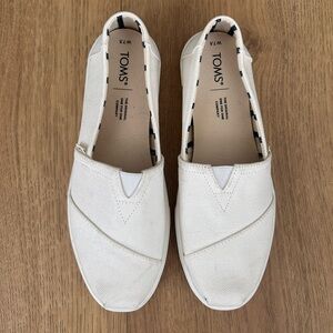 TOMS Women's Cream White Canvas Loafers W7.5